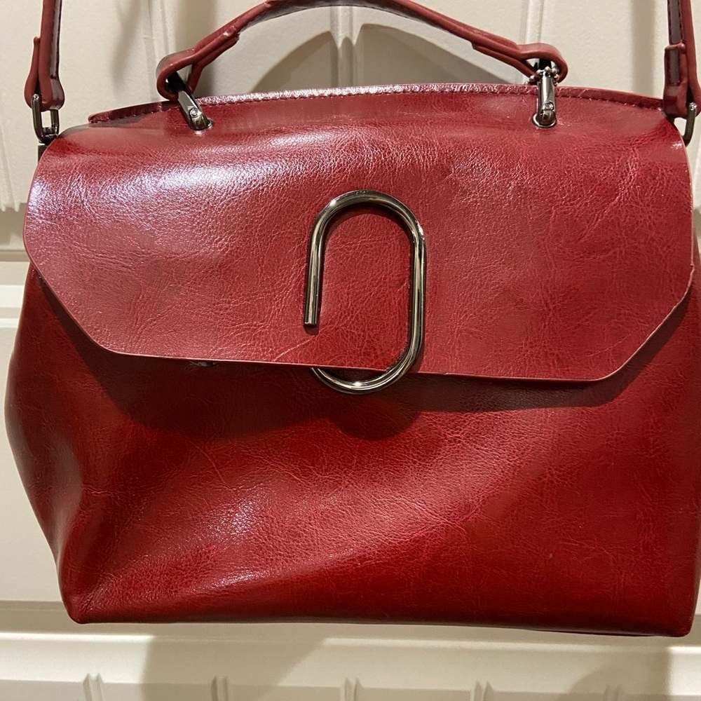 B crossbody bag, like new, beautiful color for Fall.